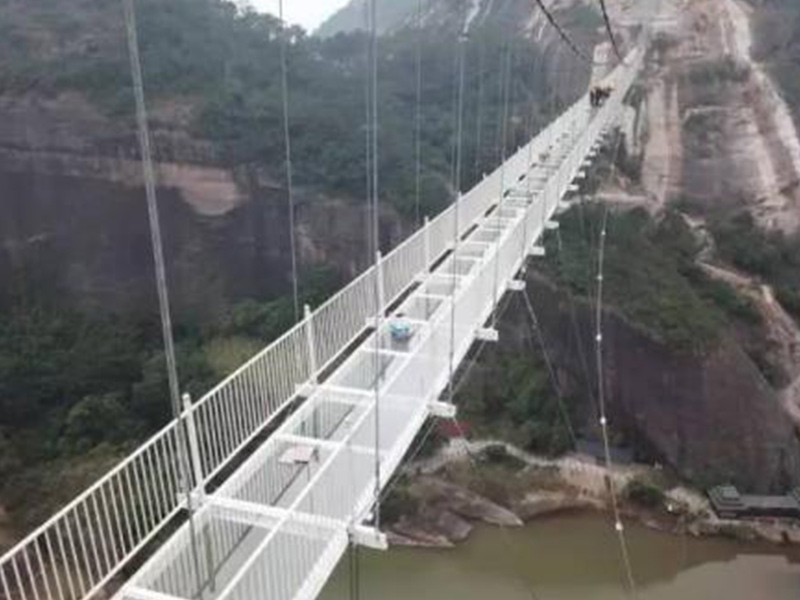 玻璃吊橋受到外國人質(zhì)疑，不遠(yuǎn)萬里來砸橋，結(jié)局讓人很無奈
